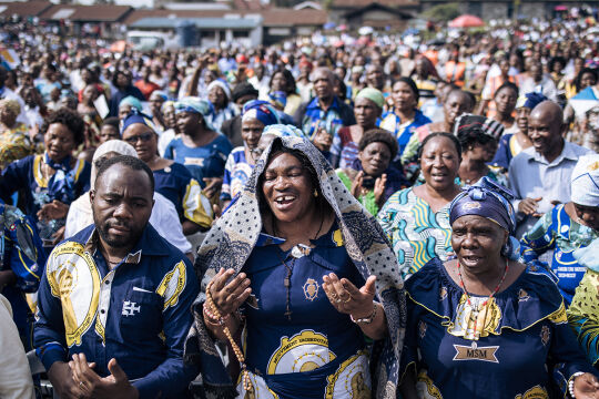 Afrikanische katholische Messe - © Foto: Getty Images / AFP / Alexis Hugue