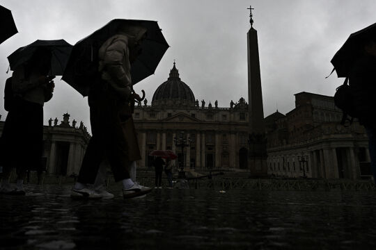 Dunkle Wolken über dem Petersplatz - © Foto: AFP / Tiziana Fab