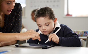 Inklusion, inklusive Bildung, Behinderung, Sonderpädagogik, Sonderschule - © iStock