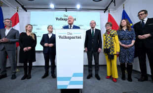 ÖVP: Nach 180-Grad-Drehung wieder geradeaus - Der neue ÖVP-Obmann Christian Stocker, flankiert von Georg Strasser (Bauernbund), Frauenchefin Juliane Bogner-Strauß, Klubobmann August Wöginger, Salzburgs Landeshauptmann Wilfried Haslauer, Seniorenbund-Präsidentin Ingrid Korosec, Staatssekretärin Claudia Plakolm und Wirtschaftsbund-Präsident Harald Mahrer (v. li.). - © APA/ROLAND SCHLAGER