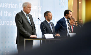 Rechte Brüsseler Spitzen - © APA / Barbara Gindl