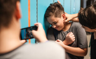 Bullying, Mobbing, Schule, Schüler, Gewalt, Smartphone, Handy, Social Media - © iStock/Rawpixel