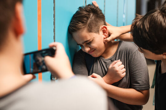 Bullying, Mobbing, Schule, Schüler, Gewalt, Smartphone, Handy, Social Media - © iStock/Rawpixel