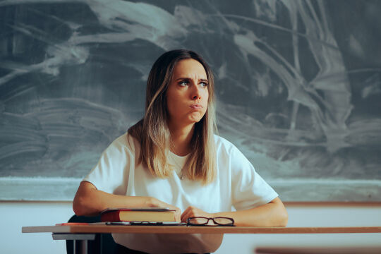 Lehrerin, Lehrkraft, Pädagogin, Unterricht - © iStock/nicoletaionescu (Bildbearbeitung: Rainer Messerklinger)