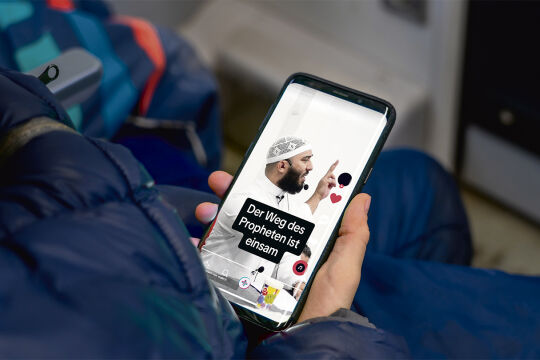 TikTok Salafist - Fotomontage: Rainer Messerklinger (unter Verwendung eines Bildes von iStock/sommersby) - © Fotomontage: Rainer Messerklinger (unter Verwendung eines Bildes von iStock/sommersby)