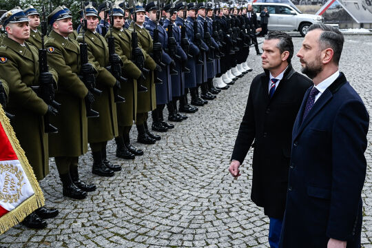 Hegseth - Während J. D. Vance in München polterte, fand US-Verteidigungsminister Pete Hegseth in Warschau warme Worte für seinen polnischen Amtskollegen Wladyslaw Kosiniak-Kamysz. - © Foto: Getty Images / Omar Marques