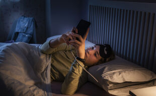 Jugendliche Schlaf Schlafstörung Schlafproblem Handy Smartphone - © Foto: iStock/fcafotodigital