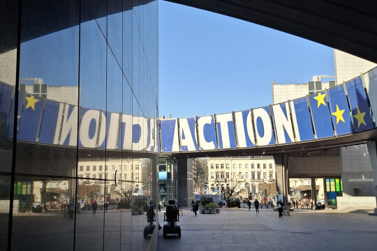 EU setzt Aufrüstung in Aktion - Als Reaktion auf Trumps Ukraine-Weglegung setzen die EU-Mitgliedsstaaten ihrerseits auf Aktion und starten einen Rüstungswettlauf nach dem Prinzip „Koste es, was es wolle“. - © Wolfgang Machreich
