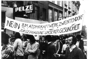 Demonstration gegen das AKW Zwentendorf - © Foto: picturedesk.com  / Klinsky Fritz / KURIER 