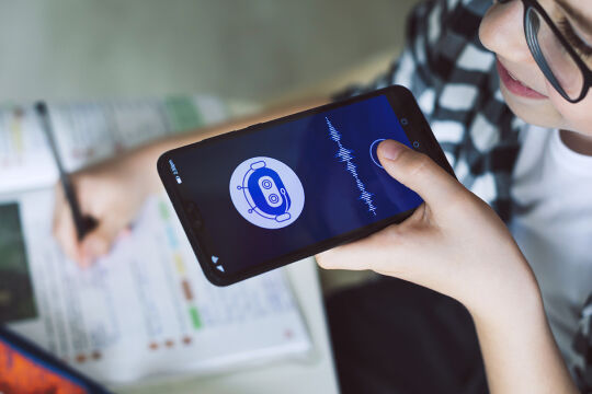 Künstliche Intelligenz KI Sprache Dialekt Smartphone Handy - © iStock/portishead1