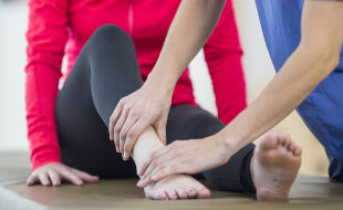 Physiotherapie, Pflege, Berührung - © iStock/FatCamera