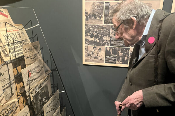 Hellmut Butterweck - „Ich erinnere mich gut, wie ich am 1. Oktober 1946 am Getreidemarkt stehe – den Wiener Kurier in der Hand mit dem Urteil der Nürnberger Prozesse“, sagt Hellmut Butterweck beim Besuch der Ausstellung „Kontrollierte Freiheit“ im Wien Museum - © Foto: Helmberger