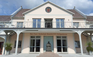 Fassade der Hochschule Heiligekreuz - Die Fassade der Philosophisch-Theologischen Hochschule Benedikt XIV. Heiligenkreuz. - © Foto Wikipedia/Maestro Ivankovic