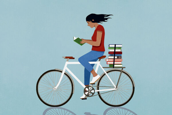 Abgelenkter Teenager auf einem Fahrrad - Die Illustration zeigt ein Mädchen mit schwarzen Haaren auf einem Fahrrad. Sie ließt ein Buch. Auch auf dem Gepäckträger ist ein Stapel Bücher.&nbsp; - © Getty Images / Malte Mueller