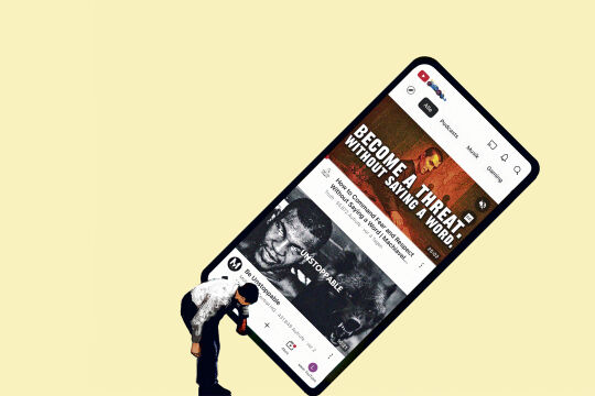 In der Manosphere auf YouTube und TikTok suchen junge Männer Anschluss.  - Die Illustration zeigt ein überdimensionales Smartphone mit YouTube-Videos und einen kleinen Mann, der das Smartphone hochhebt.  - © Rainer Messerklinger (unter Verwendung einer Illustration von iStock/Westend61)