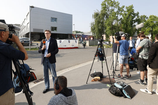 Medien vor dem BORG Dreierschützengasse in Graz - © Foto: APA / Erwin Scheriau