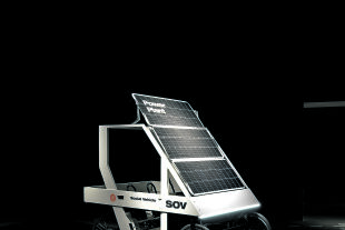 "Social Vehicle" (SOV) - SOV ist ein leichtes Elektrofahrzeug, das mit einer "Open Design"-Lizenz in lokalen Werkstätten gebaut, verbessert und repariert werden kann ("Klimawandel!", MAK Wien). - © EOOS Foto: Vienna Biennale