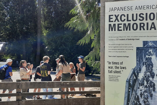 Bainbridge Island Exclusion Memorial - Im Ferienparadies in der Meeresbucht vor Seattle wird an dunkle Stunden der US-Demokratie, der Internierung von japanischstämmigen Amerikanern 1942 erinnert – und nach dem Heute gefragt. - © Wolfgang Machreich