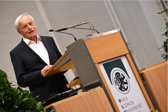 Paul Michael Zulehner, Salzburger Hochschulwochen 2025  - Das Bild zeigt den Pastoraltheologen Paul Michael Zulehner stehend an einem Redepult bei seiner Dankesrede für den theologischen Preis für sein Lebenswerk bei den Salzburger Hochschulwochen 2025  - © Foto: Henning Klingen