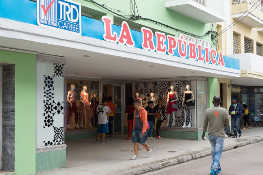 Bekleidungsgeschäft auf Kuba - © Foto: Getty Images / Roberto Machado Noa / LightRocket