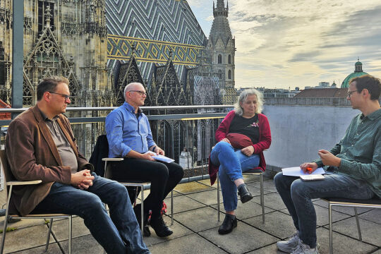 Pro Asyl-Gespräch vorm Steffl - Daniel Vychytil, Heinz Weinrad und Roswitha Feige (v.li.) vom ökumenischen „Pfarrnetzwerk Asyl“ in Wien und Niederösterreich im Gespräch mit FURCHE-Redakteur Till Schönwälder. - © David Ecker