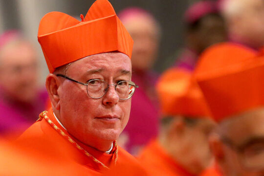 Kardinal Jean-Claude Hollerich - Ein Mann mit Brille in roten Kardinalskleidern - © Getty Images / Franco Origlia