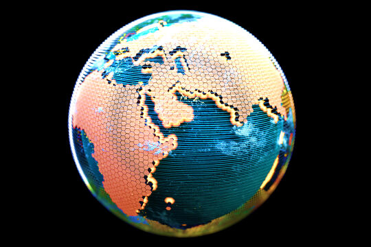 Digitale Welt Computer Netzwerk Internet - Globus mit sechseckigem Muster, das Landmassen und Ozeane in Blau und Orange darstellt - © Bild: iStock/3alexd