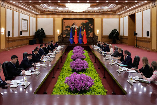 EU-China-Gipfel in Peking im Juli 2025 - Die Redewendung „Durch die Blume gesagt“ beschreibt den EU-China-Gipfel im Juli dieses Jahres sehr treffend: Tiefgreifende Differenzen wurden mit gegenseitigem Respekt überbrückt. - © APA / AFP / POOL / Mahesh Kumar A.