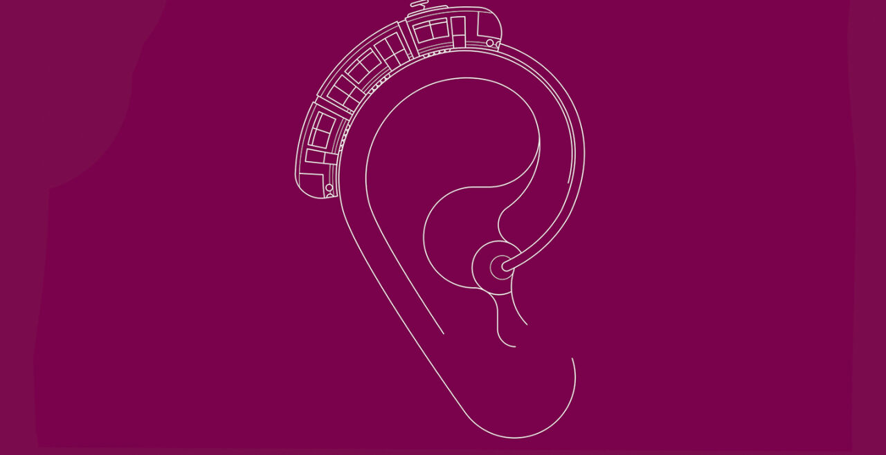 Hingehört Logo Ohr - Illustration eines Ohres, am oberen Rand fährt eine Straßenbahn drüber, die in ein Hörgerät übergeht. Der Hintergrund ist magentafarben. - © Illustration: Rainer Messerklinger