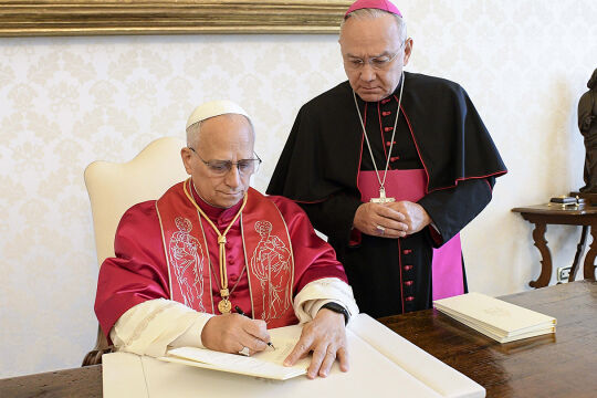 Papst Leo unterzeichnet seine erste Apostolische Exhortation Dilexi Te - Papst Leo unterzeichnet seine erste Apostolische Exhortation Dilexi Te - © Getty Images / Vatican Media / Francesco Sforza  