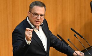 ÖVP-Klubobmann August Wöginger - Die Diversion in der Postenschacher-Anklage gegen den ÖVP-Klubobmann zurückzuziehen und den Fall neu zu verhandeln, ist richtig – der Kampf gegen Korruption ist systemrelevant. - © APA / Helmut Rohringer