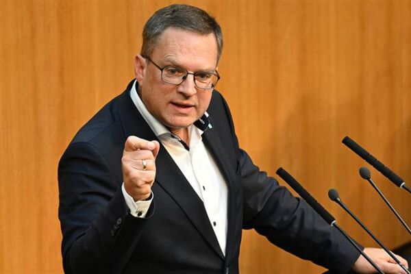 ÖVP-Klubobmann August Wöginger - Die Diversion in der Postenschacher-Anklage gegen den ÖVP-Klubobmann zurückzuziehen und den Fall neu zu verhandeln, ist richtig – der Kampf gegen Korruption ist systemrelevant. - © APA / Helmut Rohringer