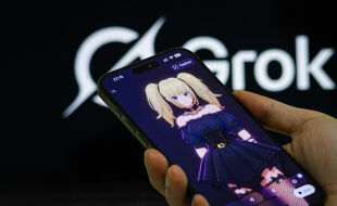 Grok Ani Chatbot Avatar - Ein Smartphone-Bildschirm zeigt Ani, einen KI-Avatar von Elon Musks Chatbot Grok. - © Foto: Getty Images / Cheng Xin