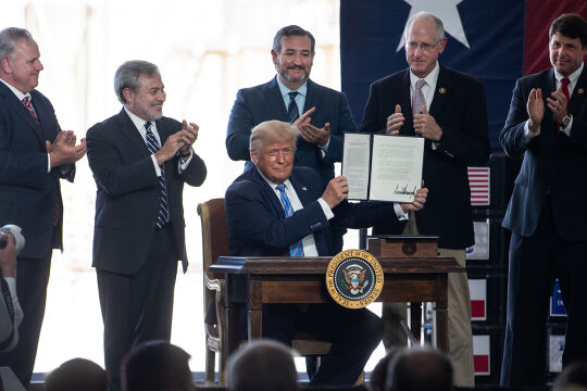 Donald Trump Wirtschaft Bosse CEOs  - US-Präsident Donald Trump auf einer Bohrinsel – umringt von Mitarbeitern von „Double Eagle Energy“ und US-Senator Ted Cruz am 29. Juli 2020. - © Montinique Monroe/Getty Images