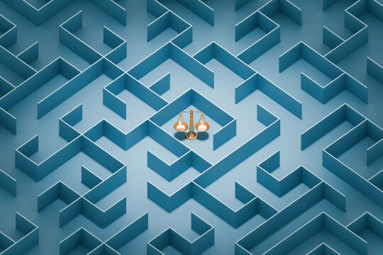Justizirrtümer - Die Illustration zeigt ein blaues Labyrinth und in der Mitte eine goldene Waage, die für die Justiz steht. - © Getty Images / Flavio Coelho