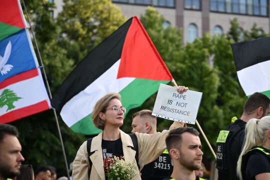 Karoline Preisler  - Karoline Preisler, eine mittel-alte Frau mit Brille schulterlangen Haaren, steht inmitten einer Propaklästinenischer Demonstrationen hält ein Schild mit der Aufschrift „Rape is not Resistance“ hoch.  - © Foto: Yalcin Askin