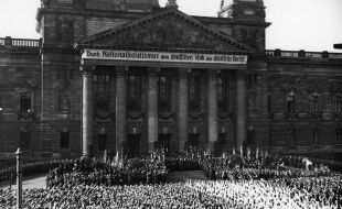 Juristentag Leipzig 1933 - Beim Deutschen Juristentag in Leipzig schworen sich die Rechtsgelehrten 1933 auf Hitler ein. - © Foto: APA-Images / SZ-Photo / Scherl