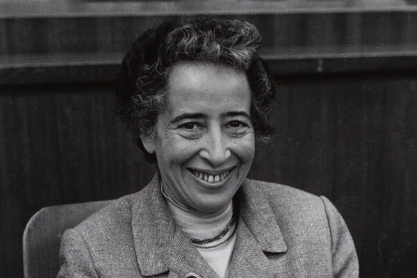 Hannah Arendt 1958 auf dem 1. Kulturkritikerkongress in München - Das schwarz-weiße Bild zeigt eine lächelnde Frau, knapp über 50 Jahre in einem Jackett - © Foto: Barbara Niggl Radloff / sammlungonline.muenchner-stadtmuseum.de (CC BY-SA 4.0)
