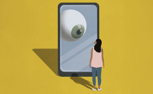 Handyüberwachung durch künstliche Intelligenz - Die Illustration zeigt ein überdimensionales Smartphone mit einem riesigen Auge am Bildschirm, das auf eine junge Frau starrt.  - © Getty Image / Malte Mueller