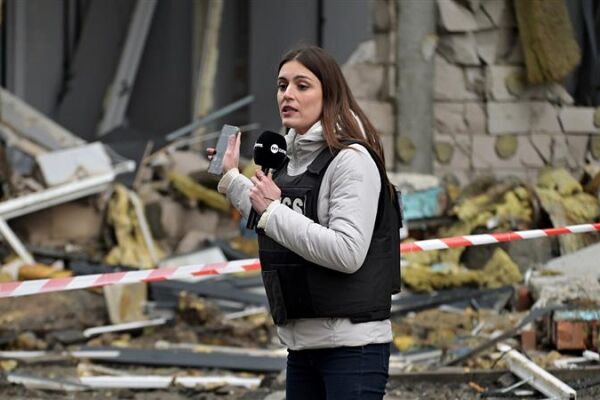 Pressefreiheit unter Beschuss - Die prekäre Sicherheitslage und dass russische Drohnen gezielt Jagd auf Journalistinnen und Journalisten machen, ist das größte Hindernis für die Kriegsberichterstattung in der Ukraine geworden. Das Bild vom 29. November zeigt eine Journalistin beim Live-Bericht nach einem Angriff auf Kyjiw. - © Getty Images / LightRocket / SOPA Images / Aleksandr Gusev