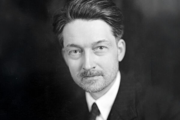 Jacques Maritain (1882–1973) - Das Bild zeigt einen Mann mit Bart in Anzug und Krawatte, schwarz-weiß fotografiert - © oto: APA-Images / Roger Viollet / Henri Martinie