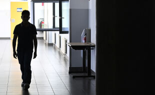 Ein Schüler in der Schule - Das Foto zeigt einen Schüler im Schatten im Gang einer Schule - © APA / Harald Schneider