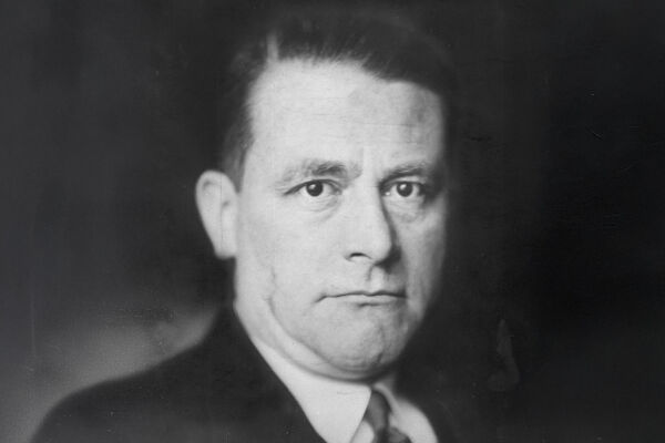 Carl Schmitt - Carl Schmitt mit zurückgekämmtem Haar, Hemd und Anzugjacke vor dunklem Hintergrund - © Foto: Getty Images / ullstein bild