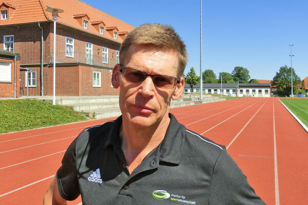 Michael Krüger, Prof für Sportpädagogik, Sportgeschichte, Universität Münster. - Das Bild zeigt einen Mann mit Brille auf einer Laufbahn - © Foto: Privat