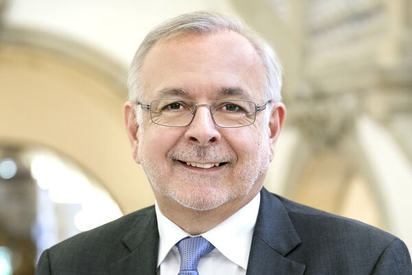 Oliver Rathkolb Historiker Uni Wien - Das Bild zeigt einen Mann in Anzug und Krawatte - © Foto: Harald Eisenberger