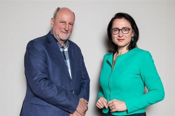 Wolfgang Lutz und Gudrun Kugler - Gudrun Kugler ist Nationalratsabgeordnete und Bereichssprecherin des ÖVP-Parlamentsklubs für Menschenrechte und Internationale Entwicklung. Seit 2024 ist die promovierte Juristin Vizepräsidentin sowie Sonderbeauftragte für demographischen Wandel und Sicherheit der Parlamentarischen Versammlung der OSZE. <br />
<br />
Wolfgang Lutz ist Demograf mit dem Forschungsschwerpunkt internationale Bevölkerungsentwicklung und Bildung. Nach der Verleihung des Wittgenstein-Preises gründete er 2010 das Wittgenstein Centre for Demography and Global Human Capital. - © Carolina Frank