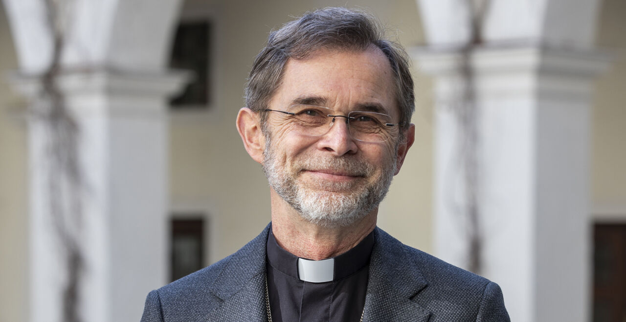 Erzbischof Josef Grünwidl - Der Wiener Erzbischof Josef Grünwidl mit Priesterkollar im Hof des Wiener Erzbischöflichen Palais - © Carolina Frank