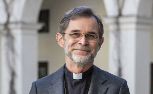 Erzbischof Josef Grünwidl - Der Wiener Erzbischof Josef Grünwidl mit Priesterkollar im Hof des Wiener Erzbischöflichen Palais - © Carolina Frank