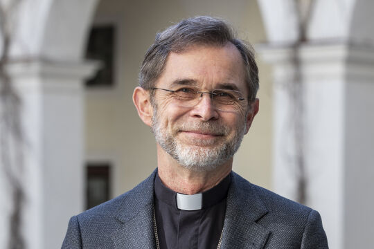 Erzbischof Josef Grünwidl - Der Wiener Erzbischof Josef Grünwidl mit Priesterkollar im Hof des Wiener Erzbischöflichen Palais - © Carolina Frank