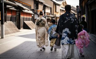 Familie in Japan - Traditionelle japanische Familie in einer historischen Straße von Kyoto - © Foto: Pexels / G N